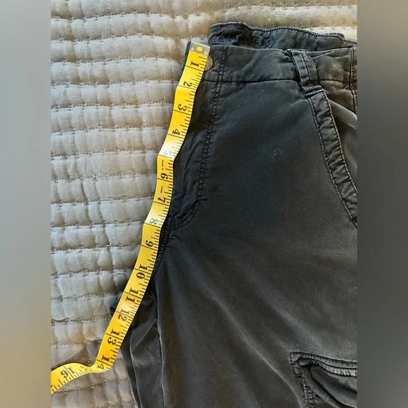 American Eagle High Rise Black Cargo Pants, size 8R - Picture 5 of 8